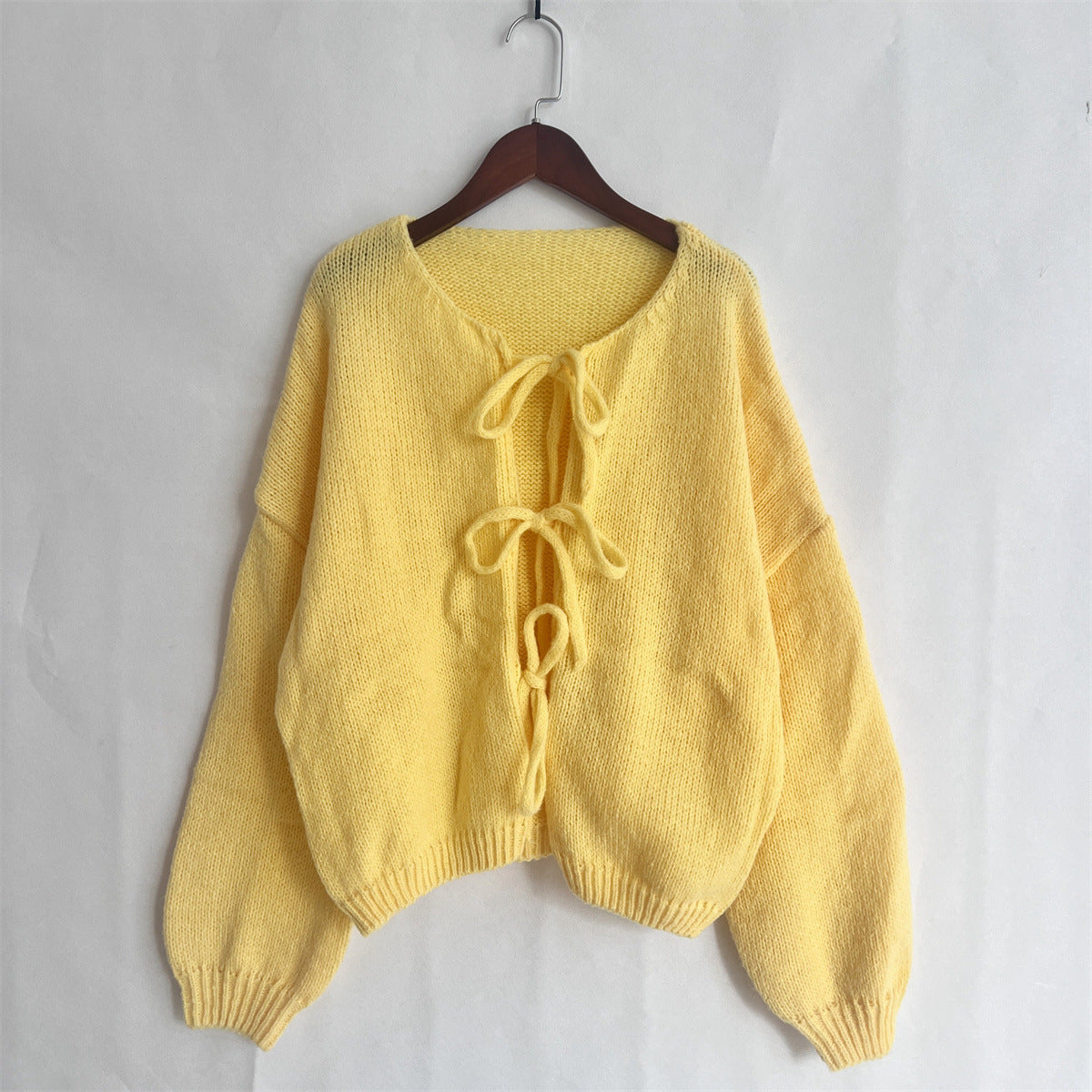 Einfache Strickjacke mit Rundhalsausschnitt für den Weg zum Arbeitsplatz