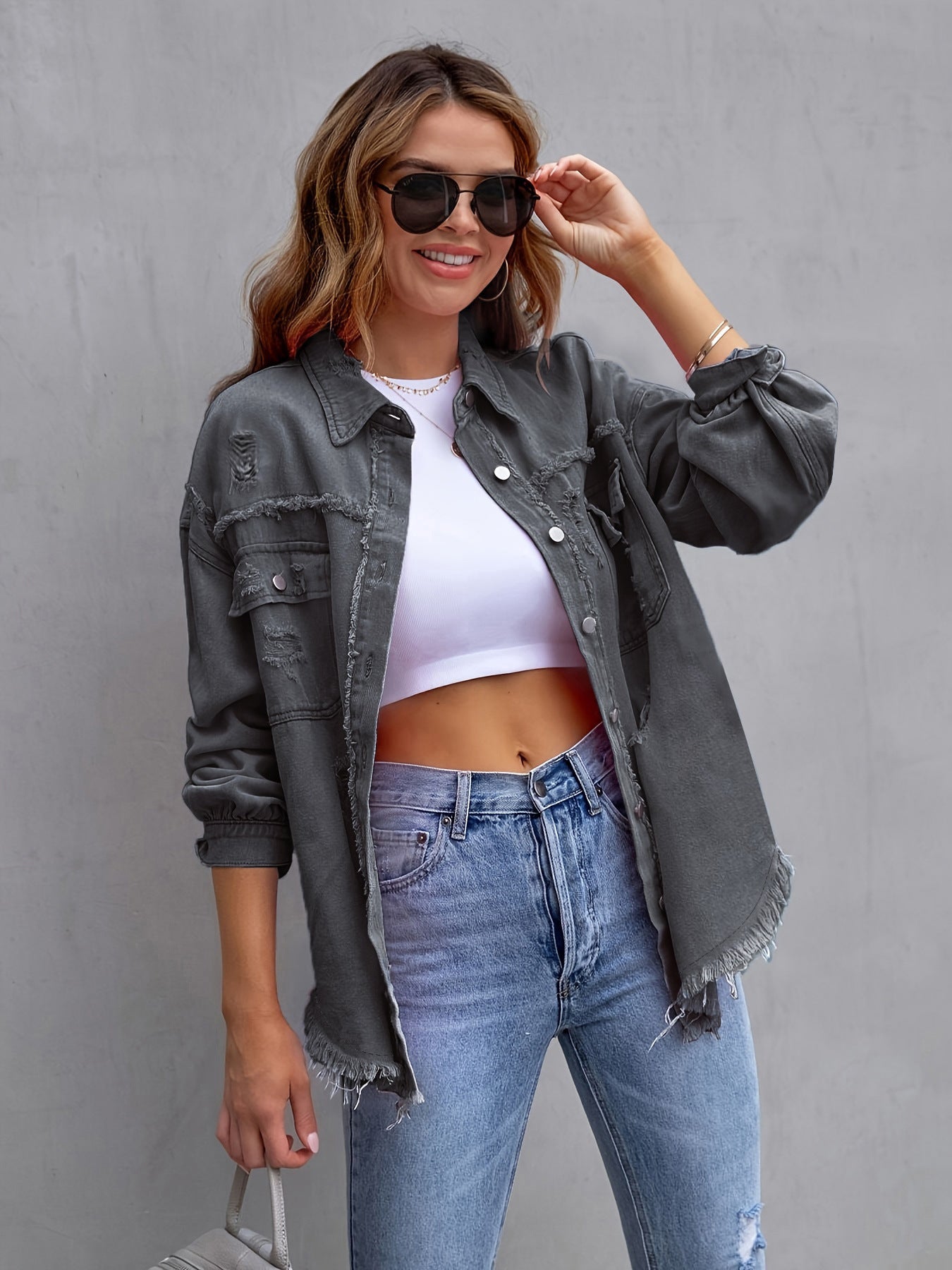 Locker sitzende zerrissene Jeansjacke mit langen Ärmeln