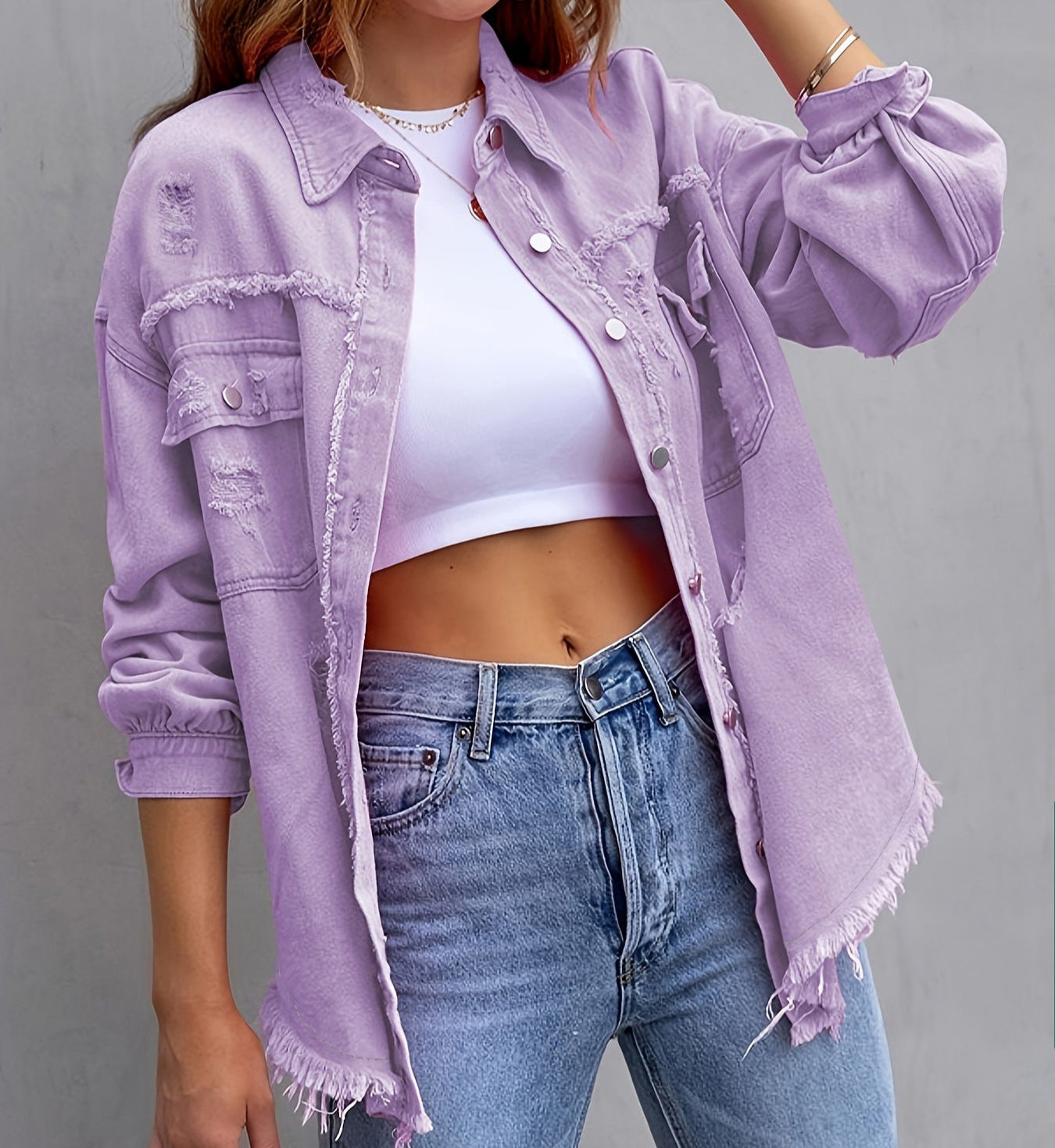Locker sitzende zerrissene Jeansjacke mit langen Ärmeln