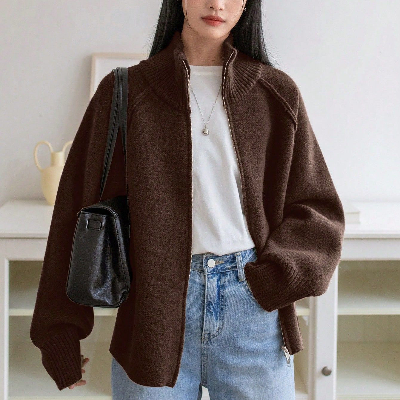 Einfarbige Strickjacke mit Stehkragen und Reißverschluss