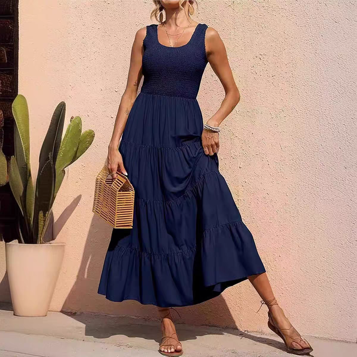 Elegantes Kleid mit Rundhalsausschnitt und hoher Taille