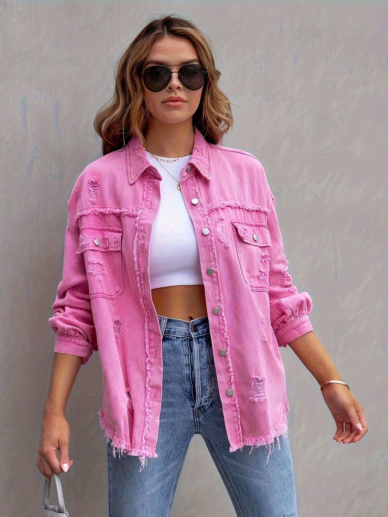 Locker sitzende zerrissene Jeansjacke mit langen Ärmeln