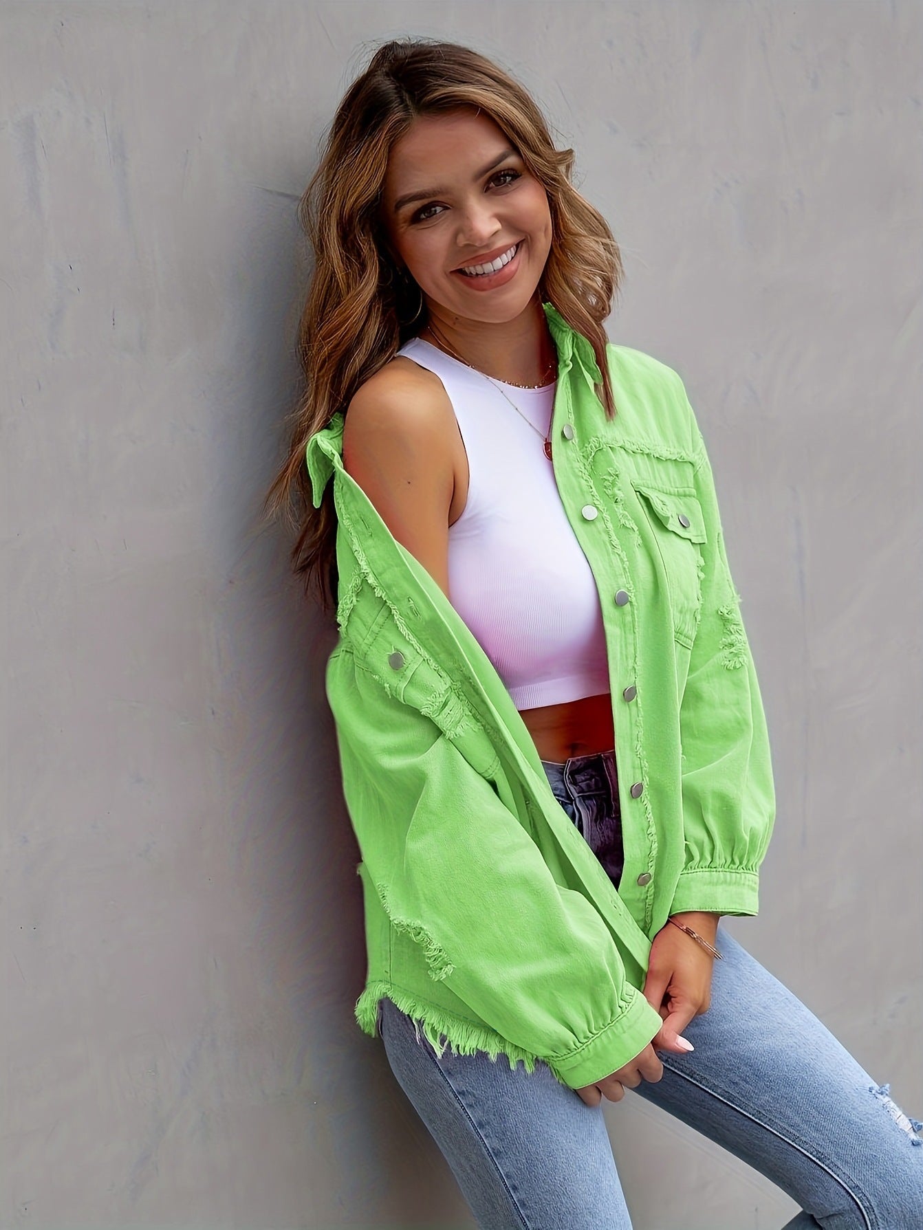 Locker sitzende zerrissene Jeansjacke mit langen Ärmeln