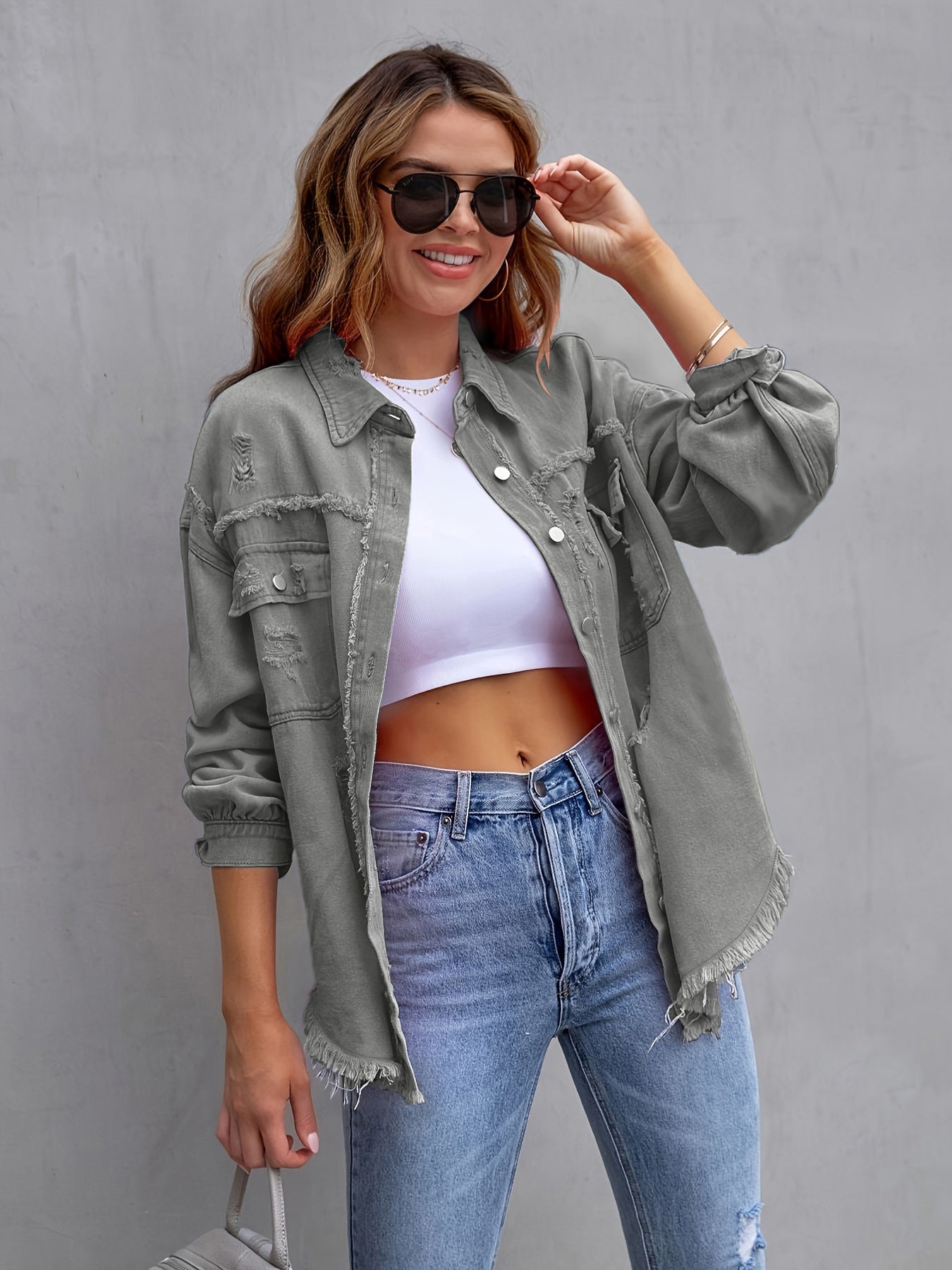 Locker sitzende zerrissene Jeansjacke mit langen Ärmeln