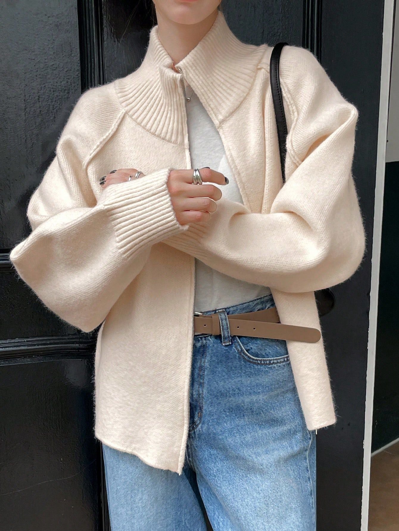 Einfarbige Strickjacke mit Stehkragen und Reißverschluss