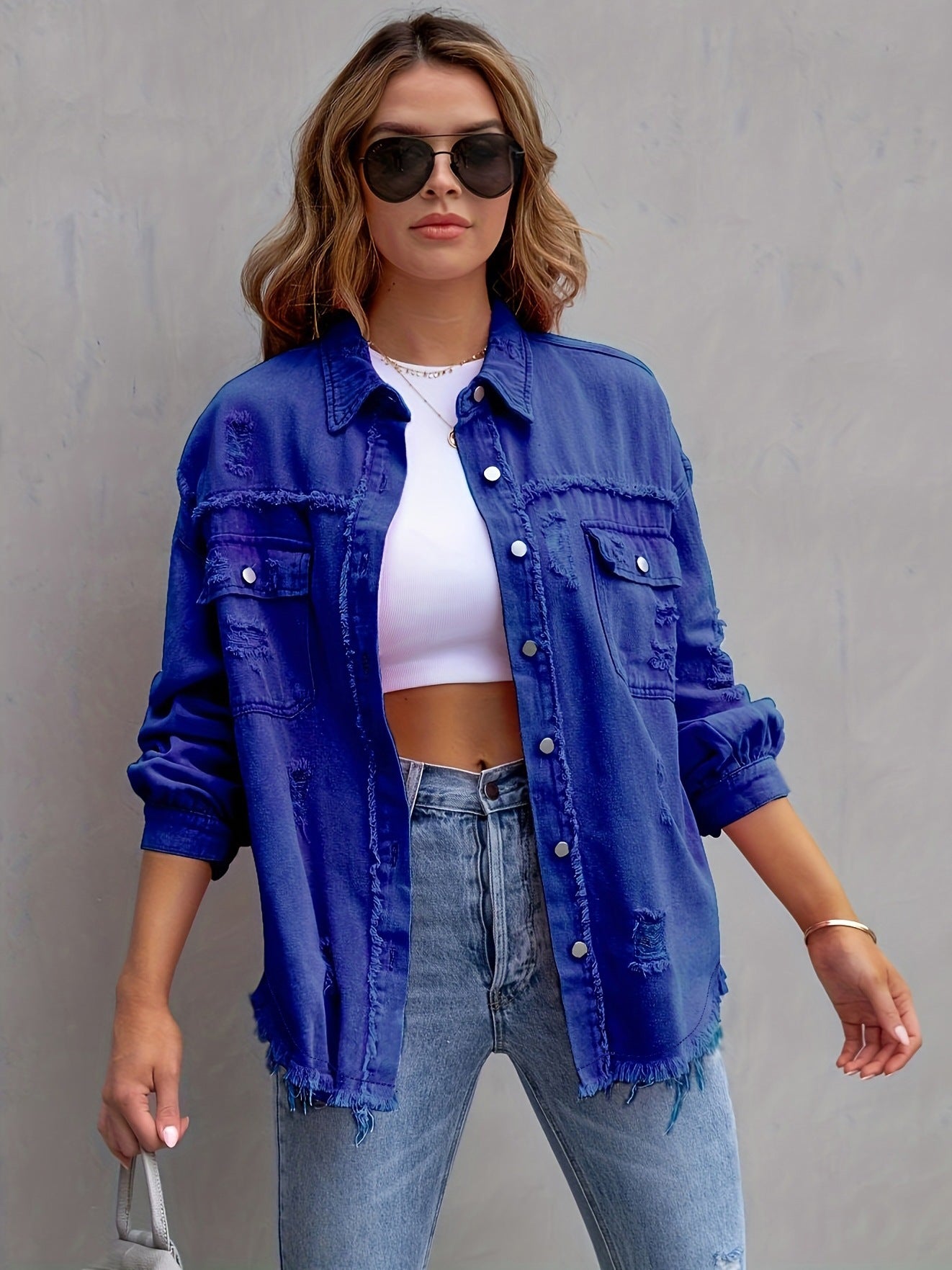 Locker sitzende zerrissene Jeansjacke mit langen Ärmeln
