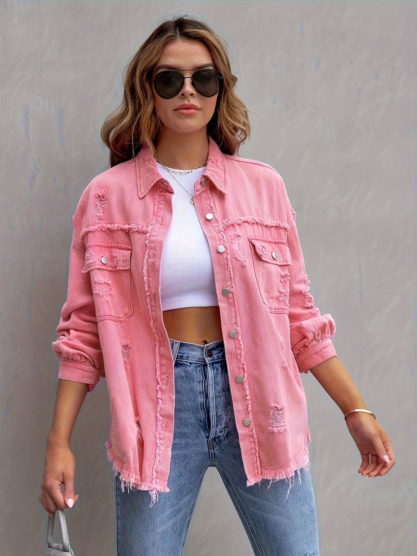 Locker sitzende zerrissene Jeansjacke mit langen Ärmeln