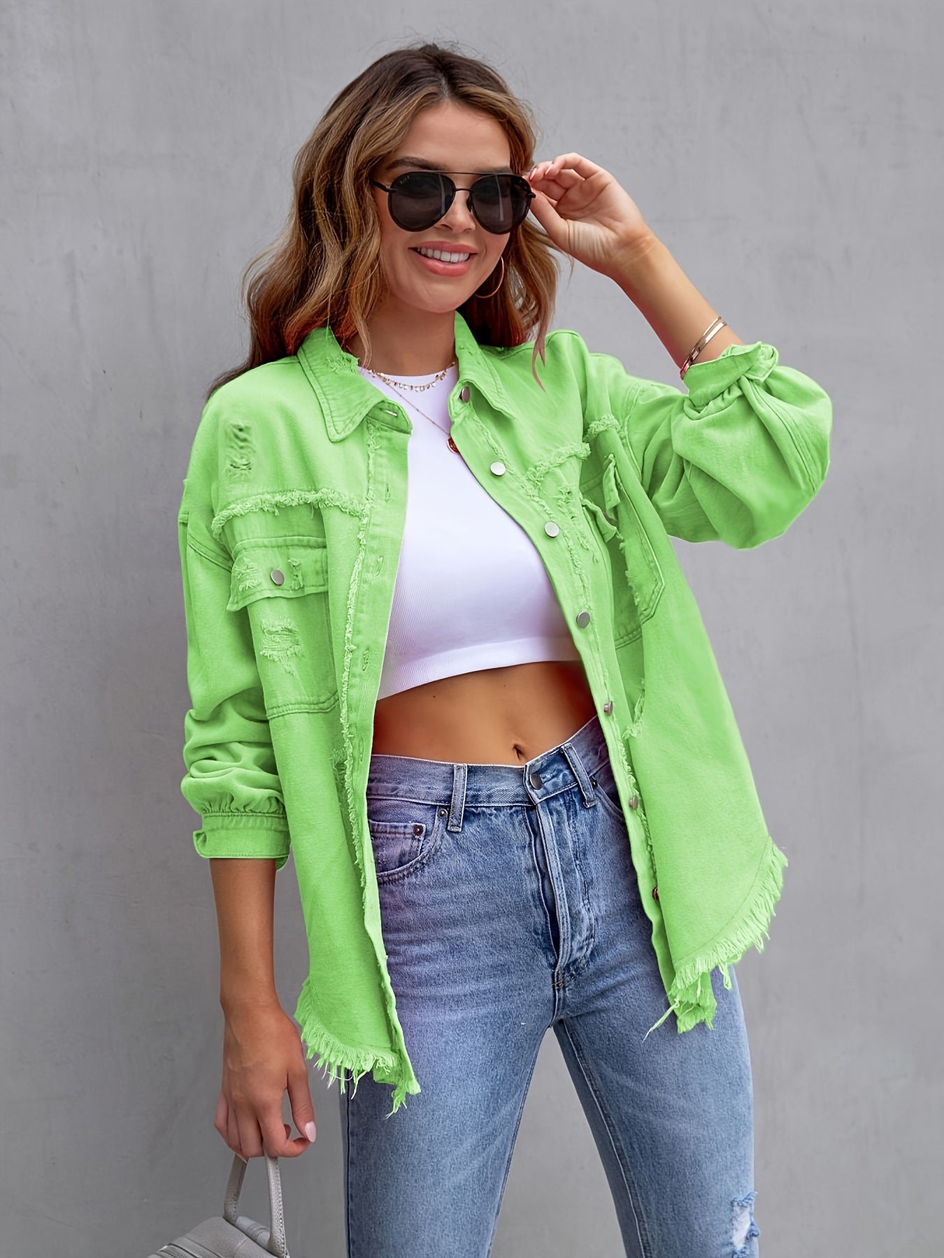Locker sitzende zerrissene Jeansjacke mit langen Ärmeln