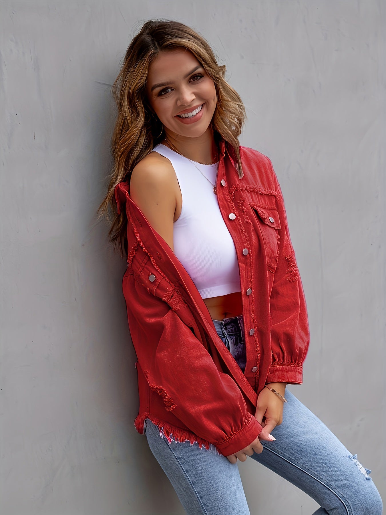 Locker sitzende zerrissene Jeansjacke mit langen Ärmeln