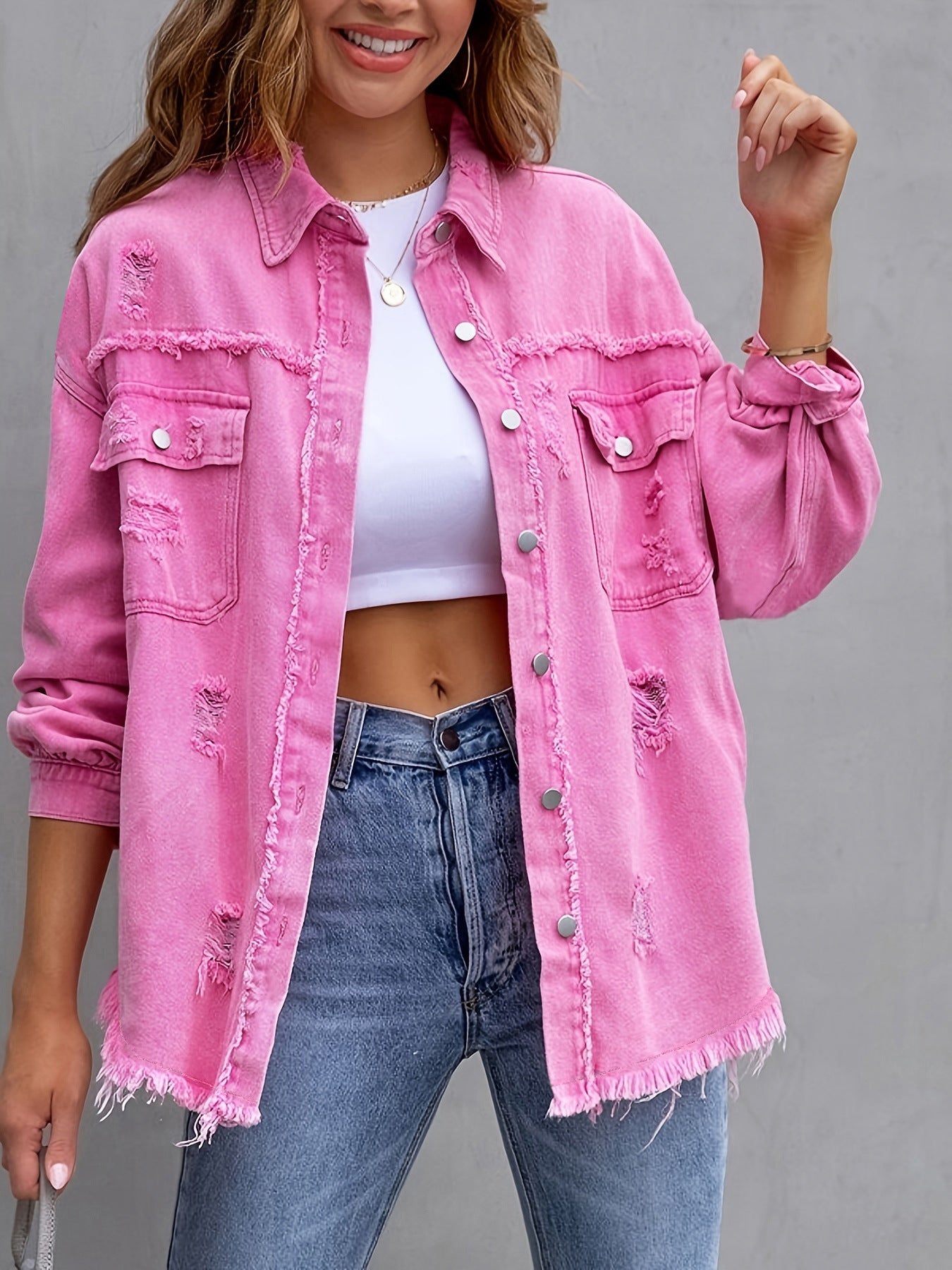 Locker sitzende zerrissene Jeansjacke mit langen Ärmeln