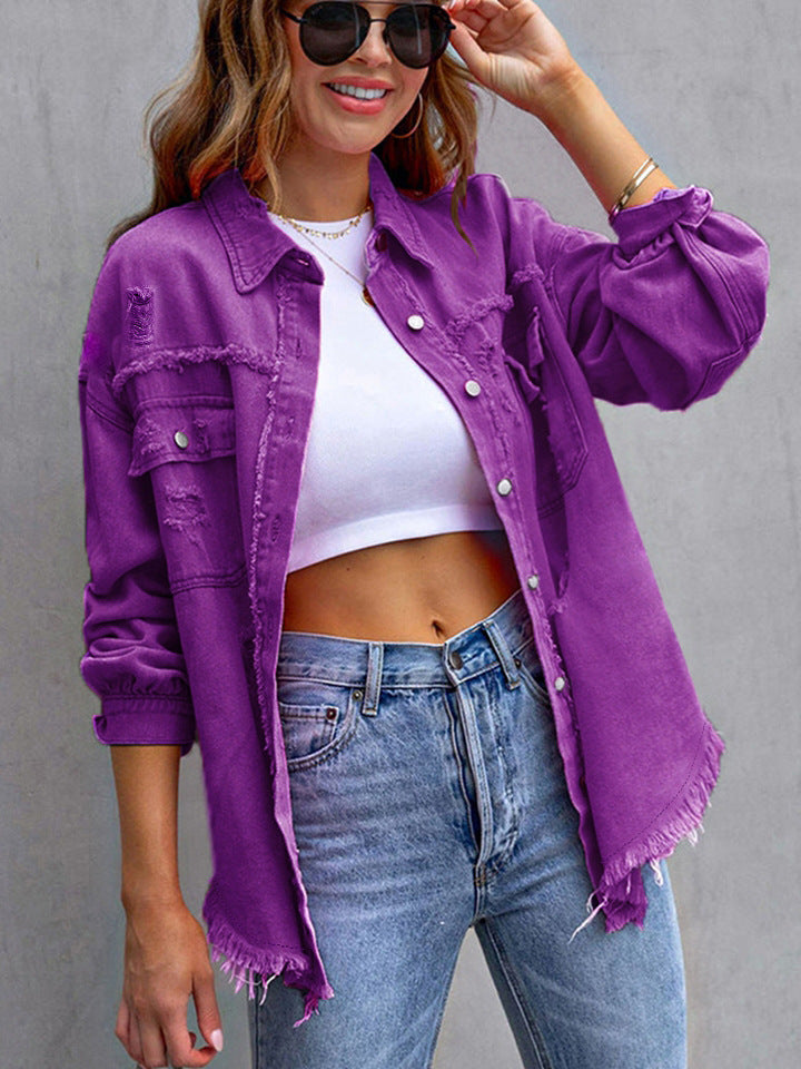 Locker sitzende zerrissene Jeansjacke mit langen Ärmeln