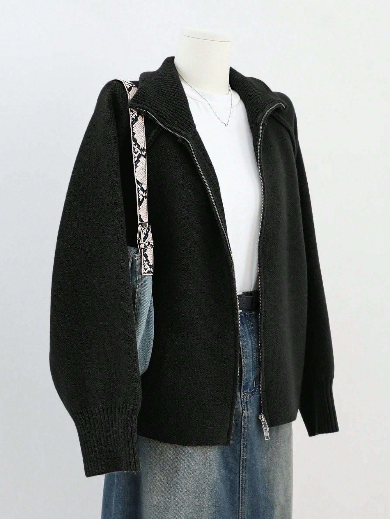 Einfarbige Strickjacke mit Stehkragen und Reißverschluss