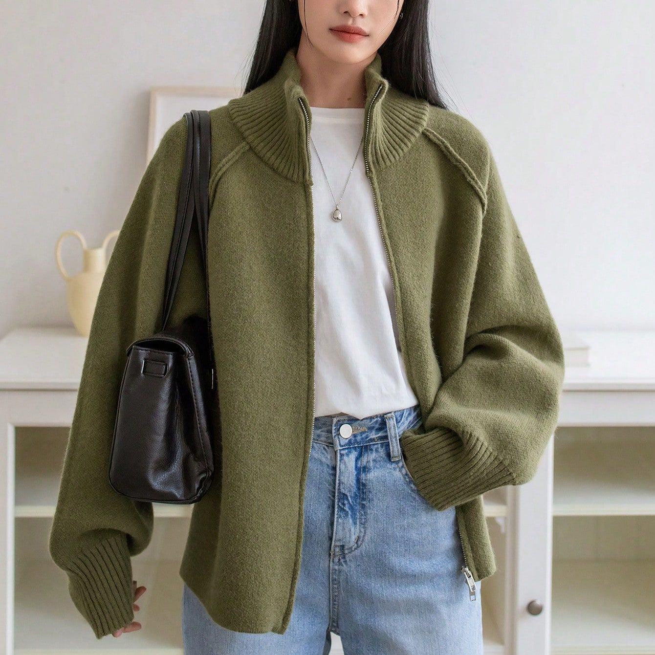Einfarbige Strickjacke mit Stehkragen und Reißverschluss