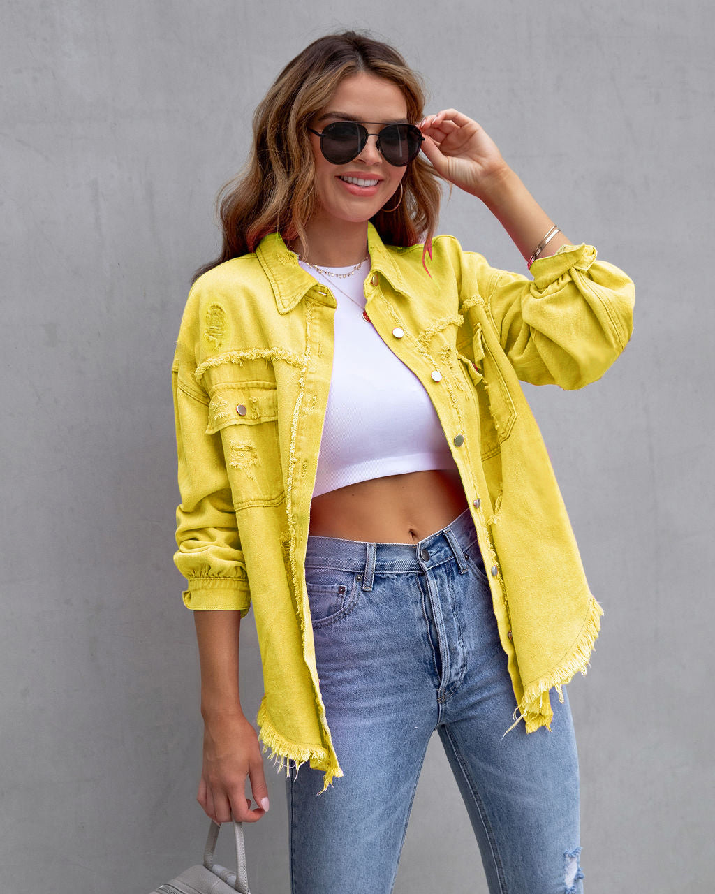 Locker sitzende zerrissene Jeansjacke mit langen Ärmeln