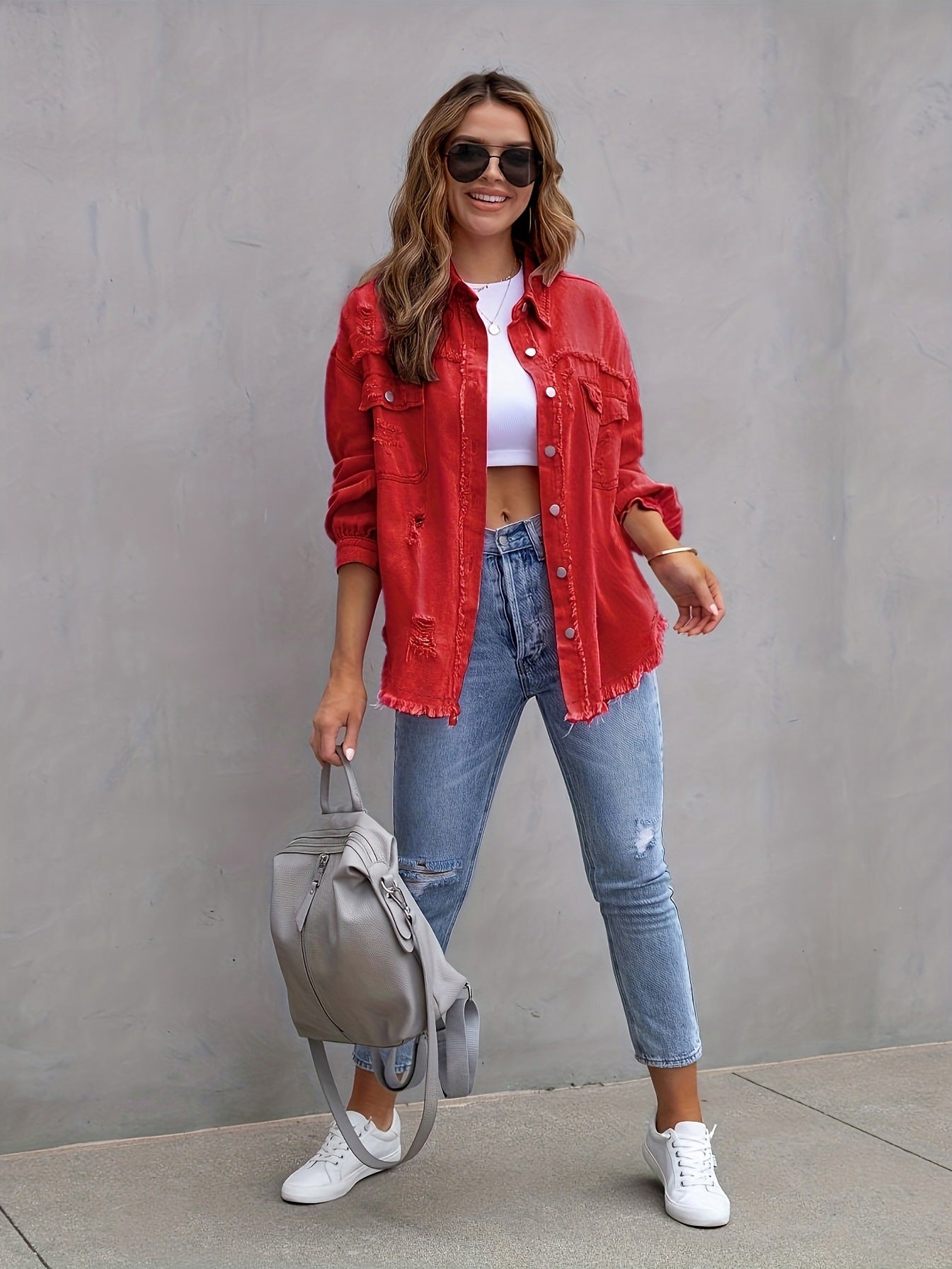 Locker sitzende zerrissene Jeansjacke mit langen Ärmeln