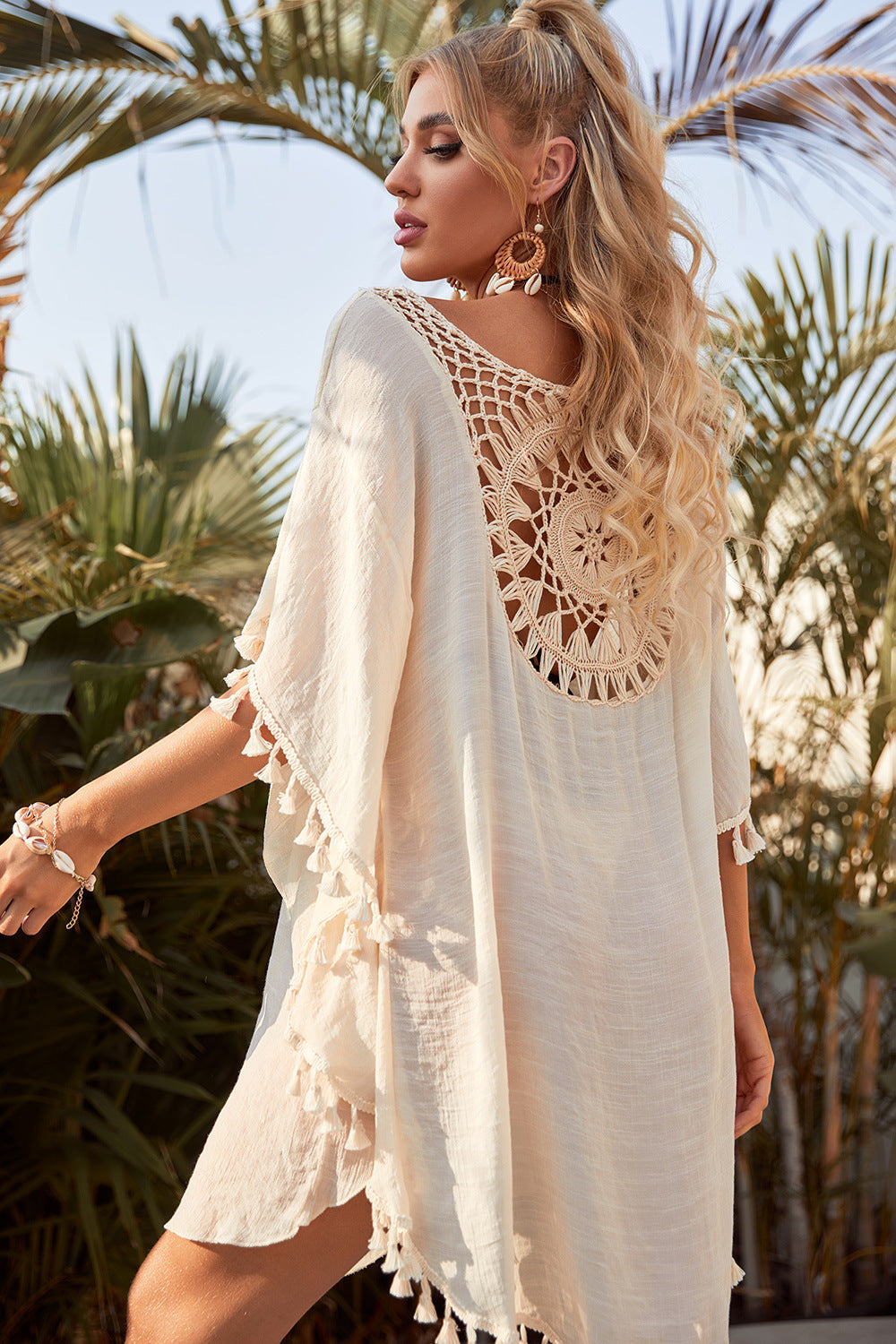 Winddichtes Strandkleid mit schulterfreiem Schnitt und losen Quasten