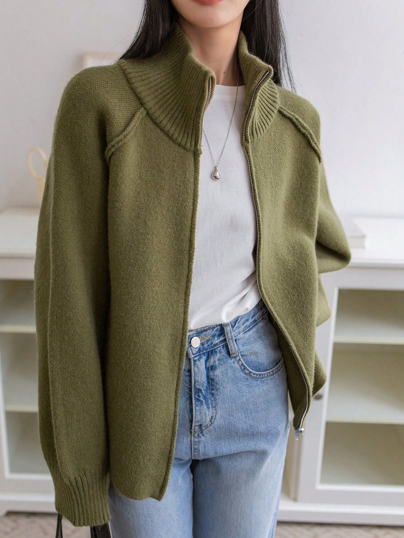 Einfarbige Strickjacke mit Stehkragen und Reißverschluss