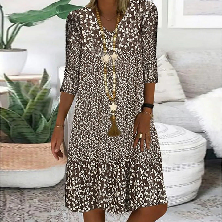 Mittellanges Kleid mit mittellangen Ärmeln und V-Ausschnitt