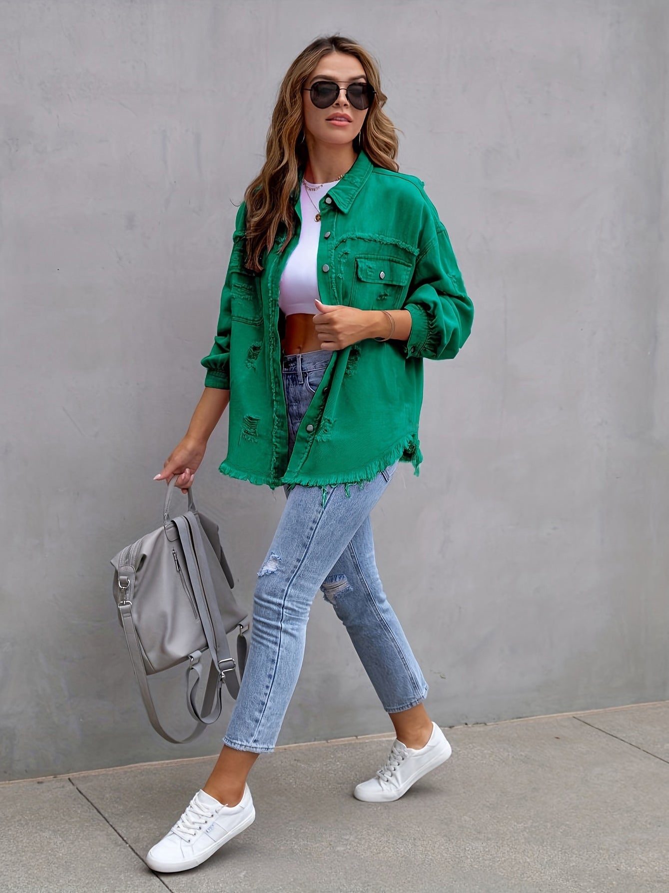 Locker sitzende zerrissene Jeansjacke mit langen Ärmeln